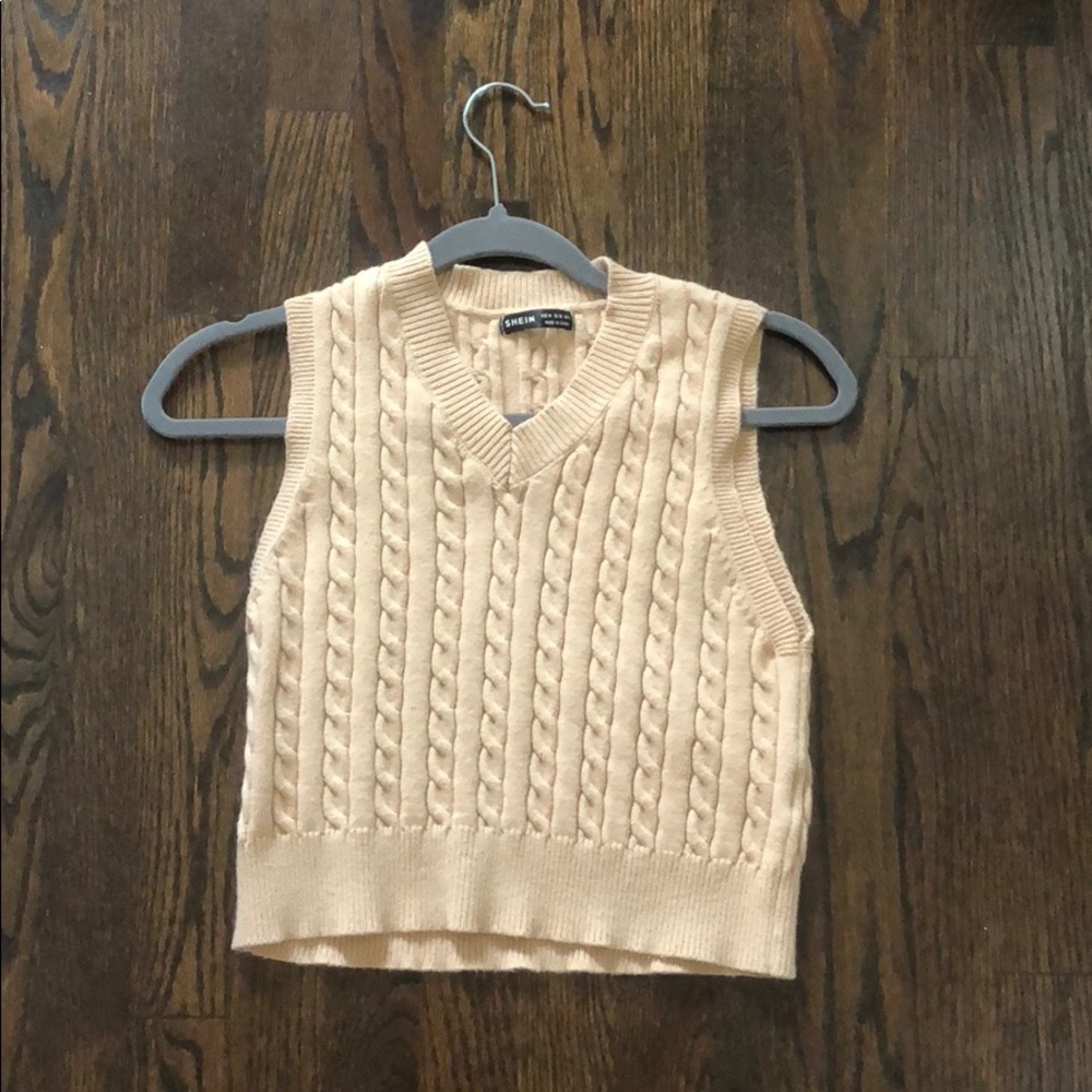 PEACH SWEATER VEST SIZE M